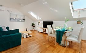Modern & Spacious Rooftop Apartment With Natual Sunlight