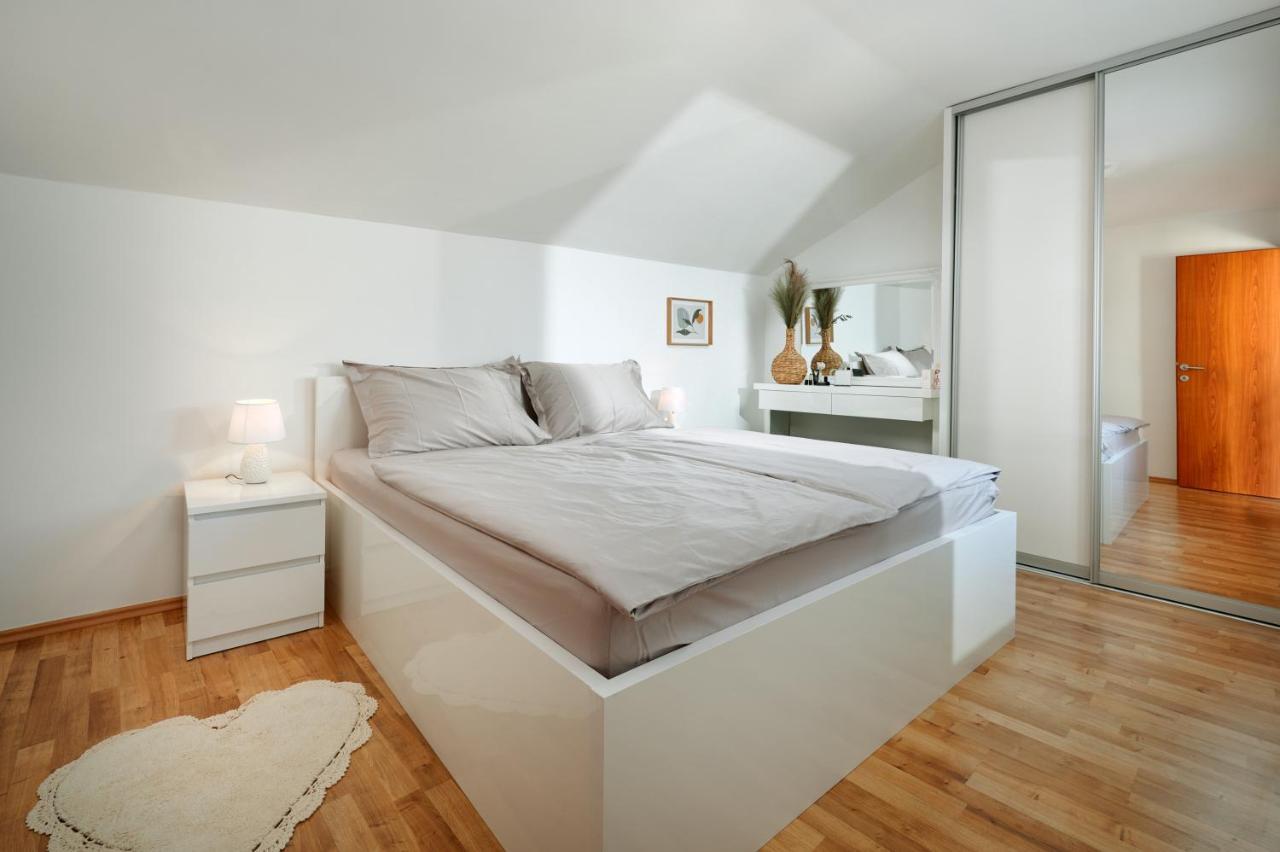Modern & Spacious Rooftop Apartment With Natual Sunlight Split Exterior foto